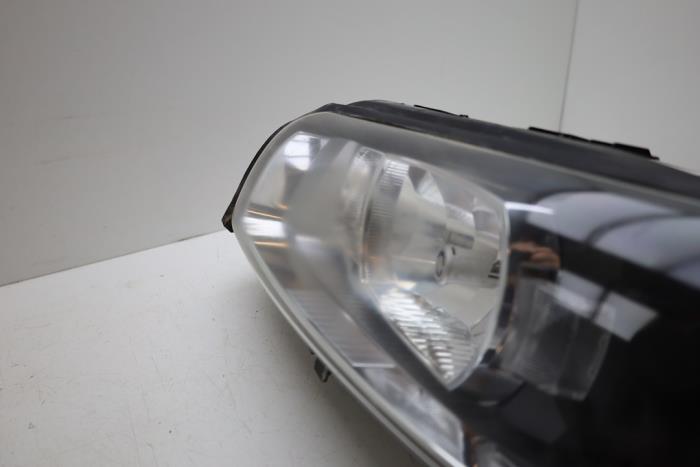 Używane Reflektor lewy Volvo S60 I (RS/HV) 2.4 D5 20V Cena € 350,00 Procedura marży oferowane przez Auto Demontage Elferink B.V.