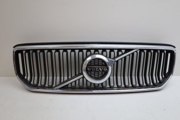 Begagnade Grill Volvo XC40 Pris € 200,00 Marginaltabell erbjuds av Auto Demontage Elferink B.V.