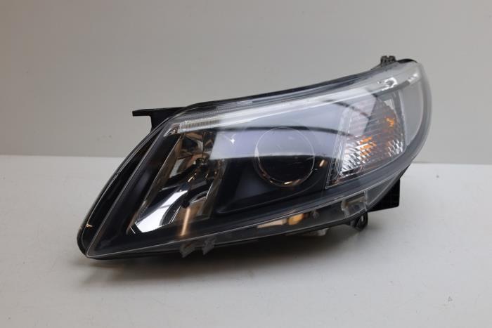 Używane Reflektor lewy Saab 9-3 Sport Estate (YS3F) 1.8t 16V Cena € 350,00 Procedura marży oferowane przez Auto Demontage Elferink B.V.