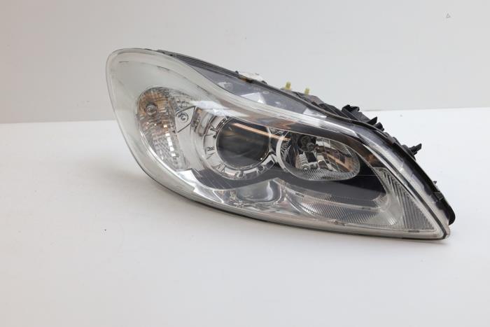 Używane Reflektor prawy Volvo C30 (EK/MK) 2.0 16V Cena € 170,00 Procedura marży oferowane przez Auto Demontage Elferink B.V.