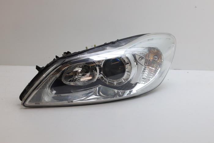Używane Reflektor lewy Volvo C30 (EK/MK) 2.0 16V Cena € 170,00 Procedura marży oferowane przez Auto Demontage Elferink B.V.