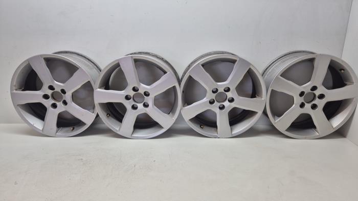 Gebrauchte Felgen Set Volvo C30 (EK/MK) 2.0 16V Preis € 250,00 Margenregelung angeboten von Auto Demontage Elferink B.V.