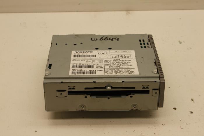 Używane Odtwarzacz CD Volvo V50 (MW) 2.4 D5 20V Cena € 50,00 Procedura marży oferowane przez Auto Demontage Elferink B.V.