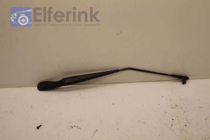 Front wiper arm from a Volvo S40 (MS) 2.0 D 16V 2004