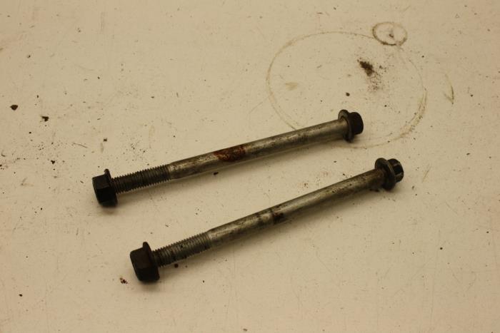 Usagé Kit boulons Saab 9-5 (YS3E) 2.3 Turbo 16V Aero TS Prix € 25,00 Règlement à la marge proposé par Auto Demontage Elferink B.V.