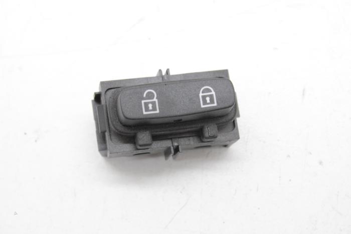 Usagé Commodo Volvo V70 (BW) 2.4 D 20V Prix € 25,00 Règlement à la marge proposé par Auto Demontage Elferink B.V.
