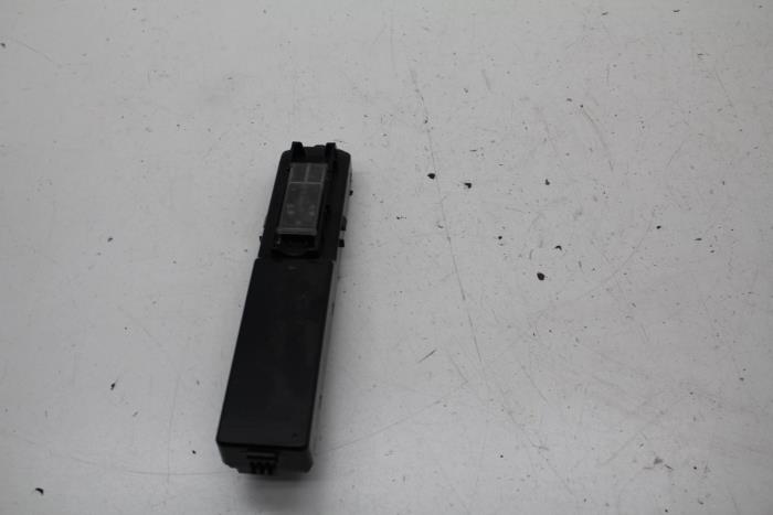 Usados Interruptor de ventanilla eléctrica Saab 9-3 II (YS3F) 2.0t 16V Precio € 25,00 Norma de margen ofrecido por Auto Demontage Elferink B.V.