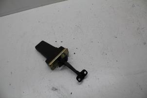 Begagnade Främre dörrstopp, 4-dörrars, höger Saab 9-3 II Sport Sedan (YS3F) 2.2 TiD 16V Pris € 25,00 Marginaltabell erbjuds av Auto Demontage Elferink B.V.
