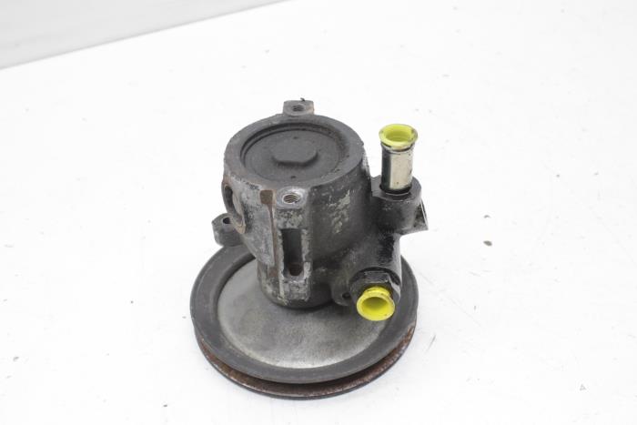 Usagé Pompe direction assistée Volvo 740 2.4 GLD Prix € 75,00 Règlement à la marge proposé par Auto Demontage Elferink B.V.