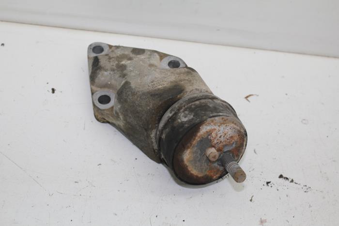 Usagé Support moteur Volvo 240/242/244 244 GLD6 Prix € 25,00 Règlement à la marge proposé par Auto Demontage Elferink B.V.