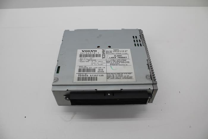 Używane Odtwarzacz CD Volvo V50 (MW) 1.6 D 16V Cena € 50,00 Procedura marży oferowane przez Auto Demontage Elferink B.V.