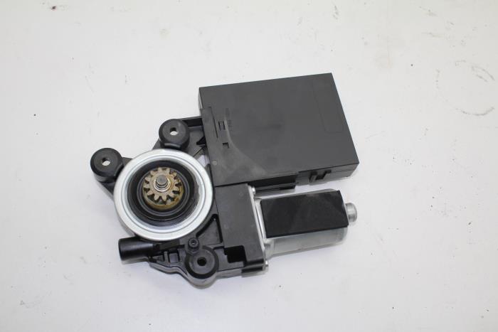 Usados Motor de ventanilla de puerta Volvo C30 (EK/MK) 1.6 16V Precio € 50,00 Norma de margen ofrecido por Auto Demontage Elferink B.V.