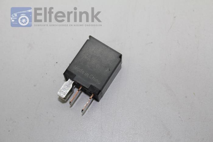 Relay from a Saab 9-5 (YS3G) 2.0 TiD 16V 2010