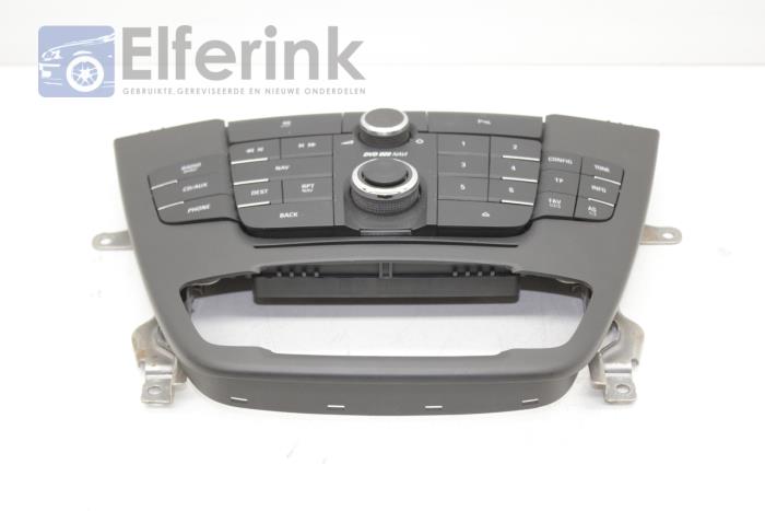 Radio control panel from a Opel Insignia 1.8 16V Ecotec 2009