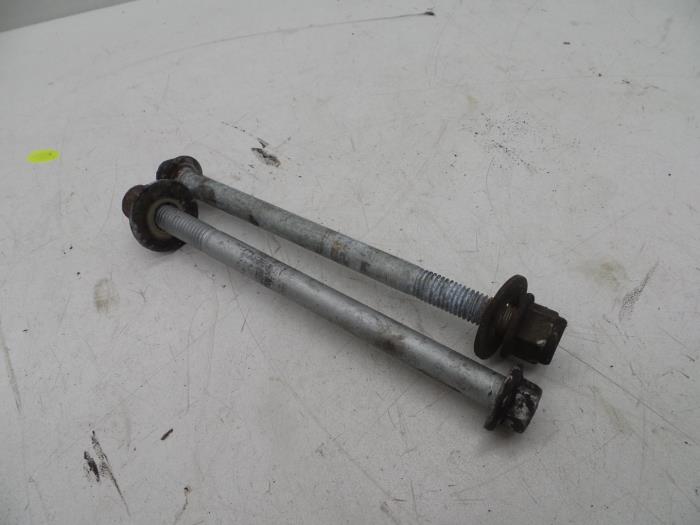Usagé Kit boulons Saab 9-5 (YS3E) 2.3t 16V Prix € 25,00 Règlement à la marge proposé par Auto Demontage Elferink B.V.