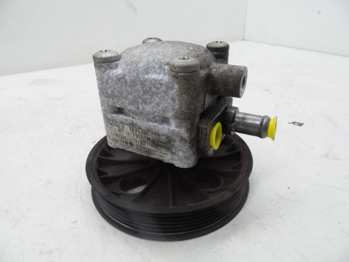 Usagé Pompe de direction Volvo V40 (VW) 2.0 16V Prix € 75,00 Règlement à la marge proposé par Auto Demontage Elferink B.V.