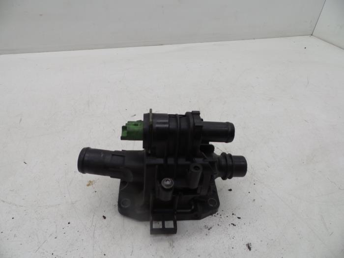 Gebrauchte Thermostatgehäuse Volvo C30 (EK/MK) 1.6 D 16V Preis € 25,00 Margenregelung angeboten von Auto Demontage Elferink B.V.