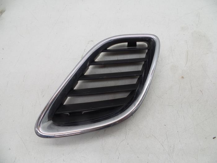 Używane Grill Saab 9-5 (YS3E) 2.2 TiD 16V Cena € 25,00 Procedura marży oferowane przez Auto Demontage Elferink B.V.