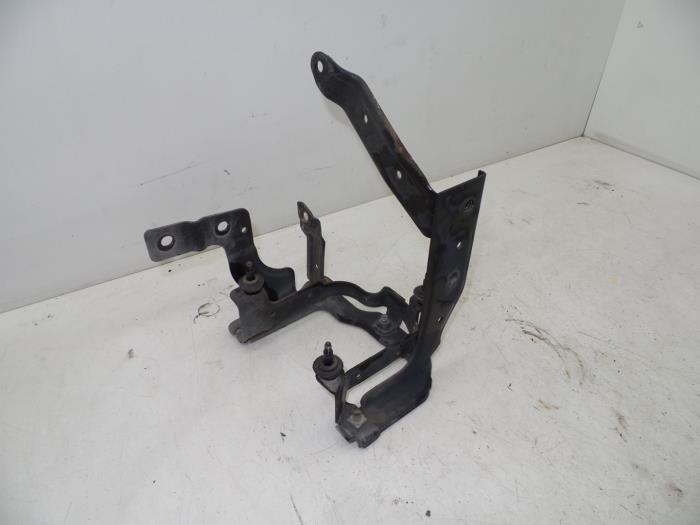 Power steering pump mounting bracket