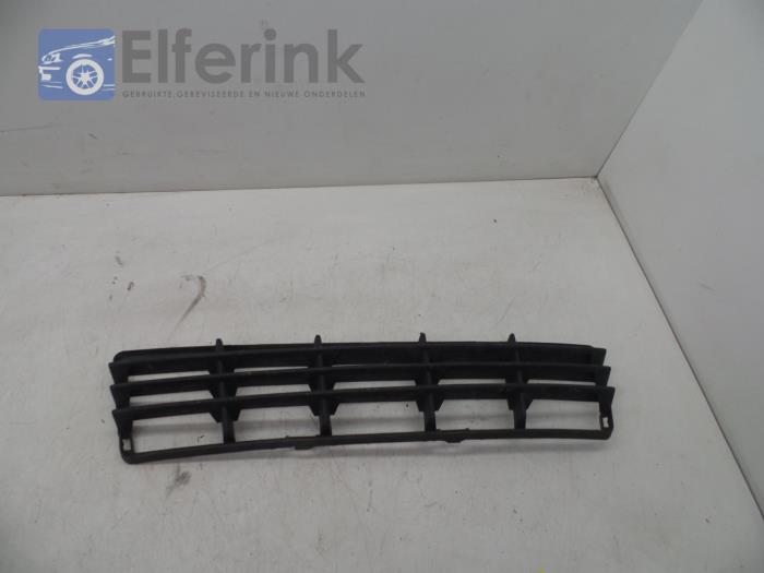 Bumper grille from a Volvo V50 (MW) 1.8 16V Flexifuel 2006