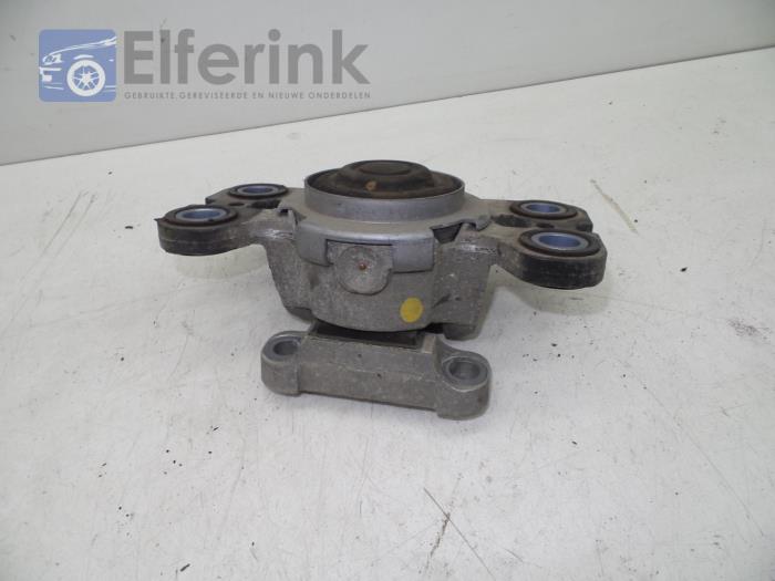 Engine mount from a Volvo XC60 I (DZ) 2.4 D5 20V AWD 2009