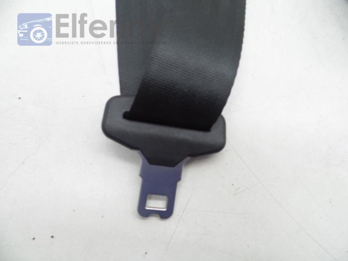 Rear seatbelt tensioner, centre from a Volvo XC60 I (DZ) 2.4 D5 20V AWD 2009