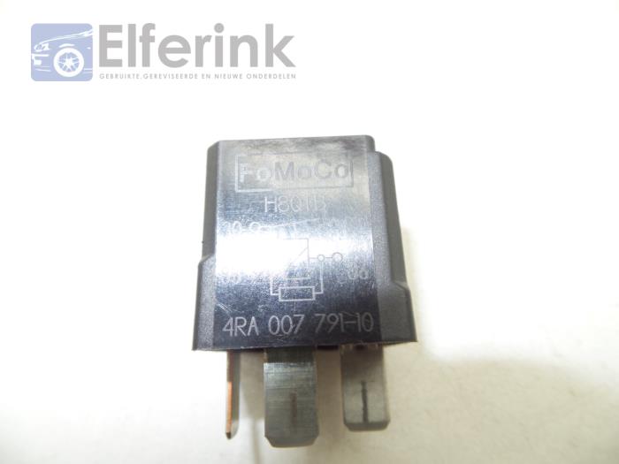 Relay from a Volvo XC60 I (DZ) 2.4 D5 20V AWD 2009