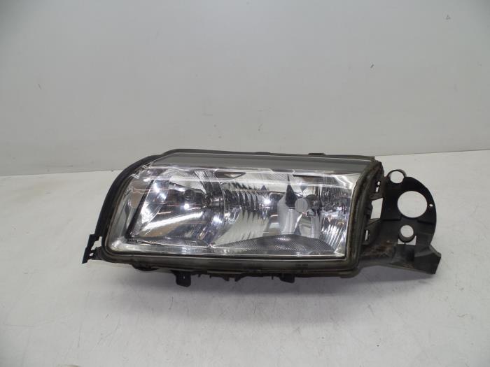 Używane Reflektor lewy Volvo S80 (TR/TS) 2.4 SE 20V 170 Cena € 50,00 Procedura marży oferowane przez Auto Demontage Elferink B.V.