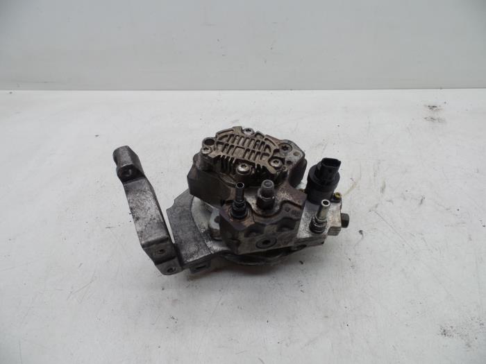 Usagé Pompe diesel Volvo V50 (MW) 1.6 D 16V Prix € 200,00 Règlement à la marge proposé par Auto Demontage Elferink B.V.