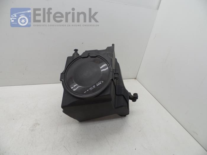Cuerpo de filtro de aire de un Volvo C30 (EK/MK) 1.6 D2 16V 2010