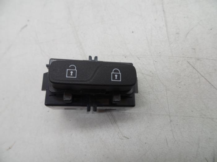 Używane Przelacznik Volvo XC70 (BZ) 2.4 D5 20V 215 AWD Autom. Cena € 25,00 Procedura marży oferowane przez Auto Demontage Elferink B.V.