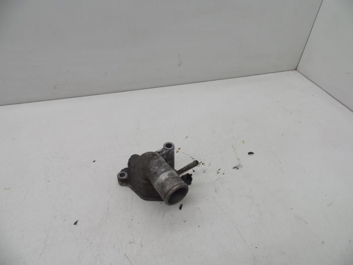 Używane Obudowa termostatu Saab 9-3 Sport Estate (YS3F) 1.8i 16V Cena € 25,00 Procedura marży oferowane przez Auto Demontage Elferink B.V.