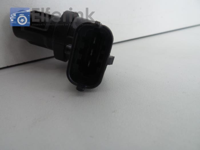 Camshaft sensor from a Volvo XC70 (BZ) 2.4 D5 20V 215 AWD Autom. 2013