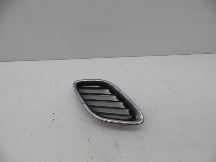 Begagnade Grill Saab 9-3 II Sport Sedan (YS3F) 1.8t 16V Pris € 25,00 Marginaltabell erbjuds av Auto Demontage Elferink B.V.