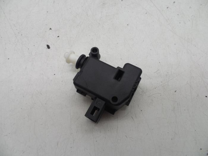 Tank flap lock motor Volvo V40 1.6 D2 - 806683