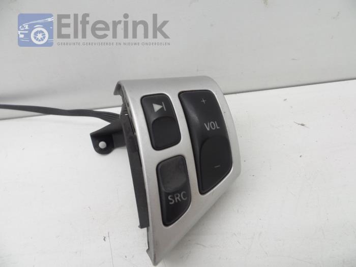 Steering wheel mounted radio control from a Saab 9-5 (YS3E) 1.9 TiD 16V 2006