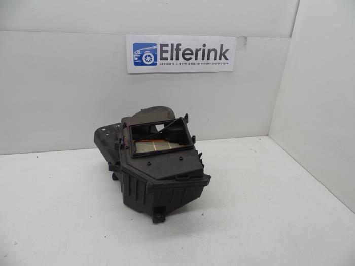 Begagnade Luftfilterhus Volvo V70 (SW) 2.4 D5 20V Pris € 50,00 Marginaltabell erbjuds av Auto Demontage Elferink B.V.