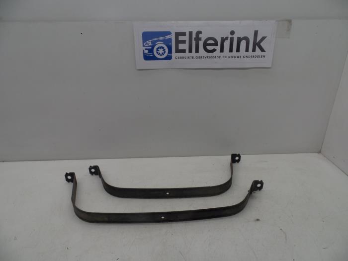 Fuel tank mounting bracket