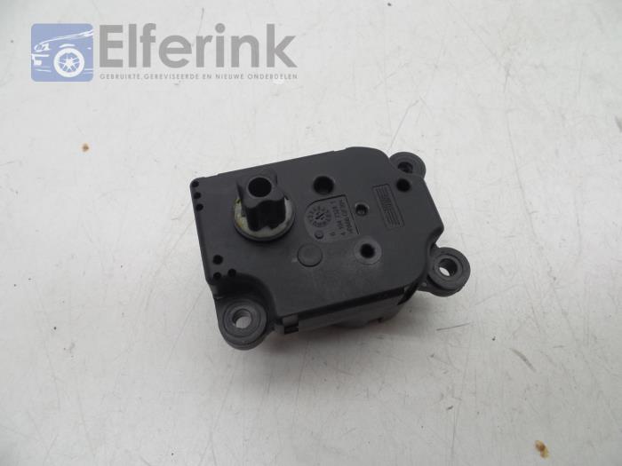 Electric heater valve from a Saab 9-5 (YS3G) 2.0 TiD 16V 2011