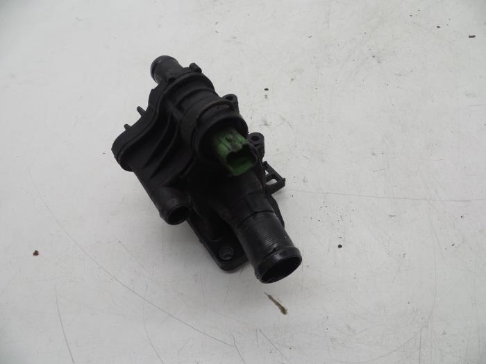 Gebrauchte Thermostatgehäuse Volvo V50 (MW) 1.6 D 16V Preis € 25,00 Margenregelung angeboten von Auto Demontage Elferink B.V.