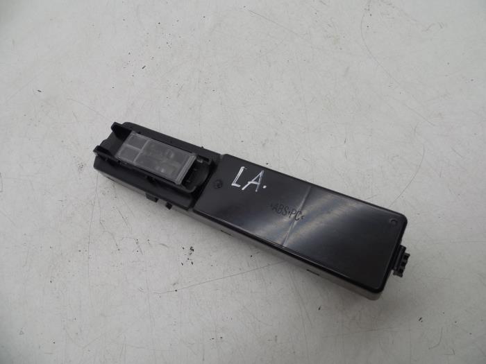 Usados Interruptor de ventanilla eléctrica Saab 9-3 II (YS3F) 1.8t 16V Precio € 40,00 Norma de margen ofrecido por Auto Demontage Elferink B.V.