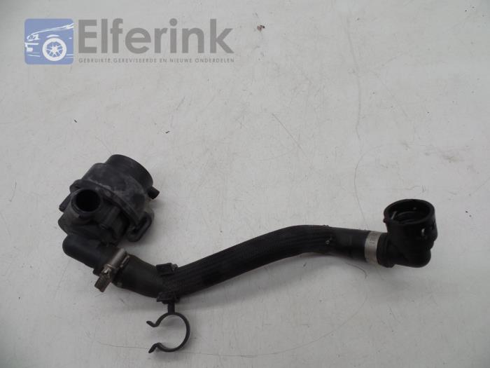 Water pump from a Volvo XC70 (BZ) 2.4 D 20V AWD 2013