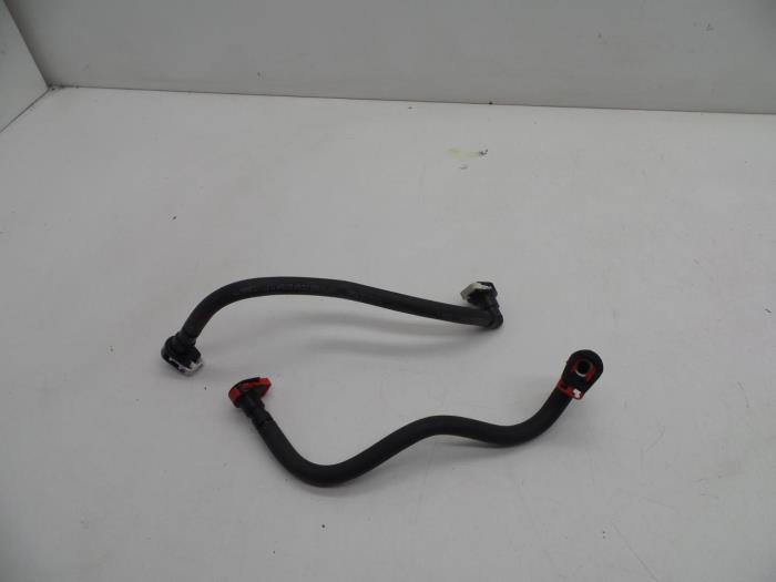 Usagé Conduit de carburant Volvo V40 (MV) 1.6 D2 Prix € 25,00 Règlement à la marge proposé par Auto Demontage Elferink B.V.