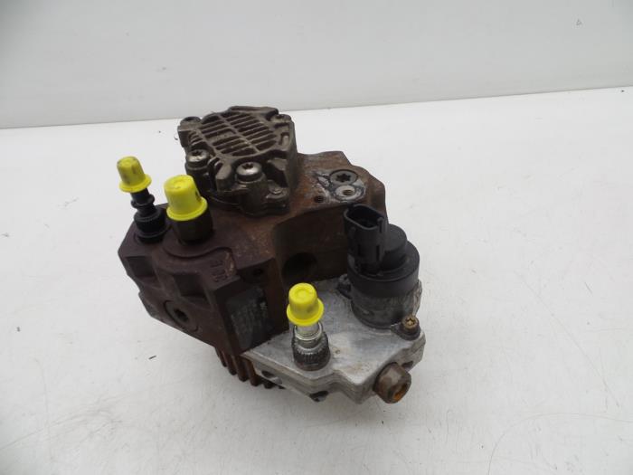 Usagé Pompe diesel Volvo V50 (MW) 1.6 D 16V Prix € 200,00 Règlement à la marge proposé par Auto Demontage Elferink B.V.