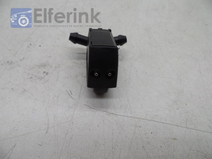 Front windscreen washer jet from a Volvo V60 Cross Country I (FZ) 2.0 D4 16V 2016