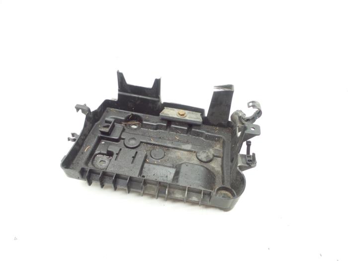 Begagnade Batterilåda Opel Corsa D 1.4 16V Twinport Pris € 25,00 Marginaltabell erbjuds av Auto Demontage Elferink B.V.