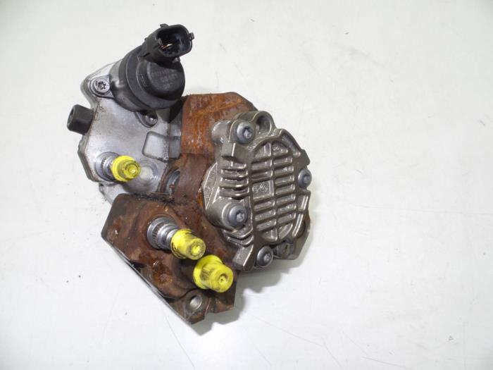 Used Diesel pump Volvo V40 (VW) 1.9 D Price € 150,00 Margin scheme offered by Auto Demontage Elferink B.V.