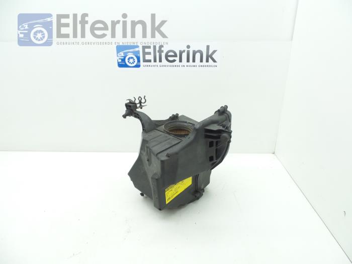 Cuerpo de filtro de aire de un Volvo C30 (EK/MK) 1.6 D 16V 2009