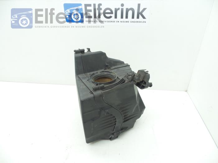 Cuerpo de filtro de aire de un Volvo C30 (EK/MK) 1.6 D 16V 2009