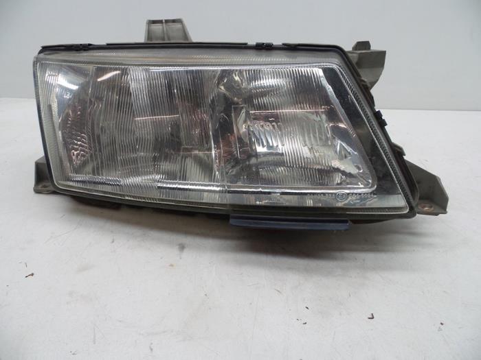 Używane Reflektor prawy Saab 9-5 (YS3E) 2.0t 16V Cena € 45,00 Procedura marży oferowane przez Auto Demontage Elferink B.V.